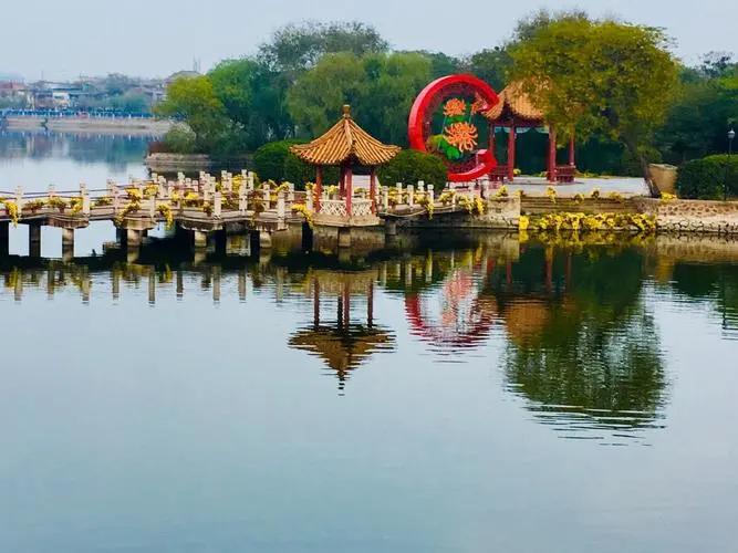 龙亭公园：占地面积86.6 公顷，每年菊展的主会场，红的、黄的、紫的，白的把公园