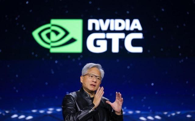 黄仁勋观点惊人：英语专业将“血洗”计算机，文科成AI时代新贵族

黄仁勋在All