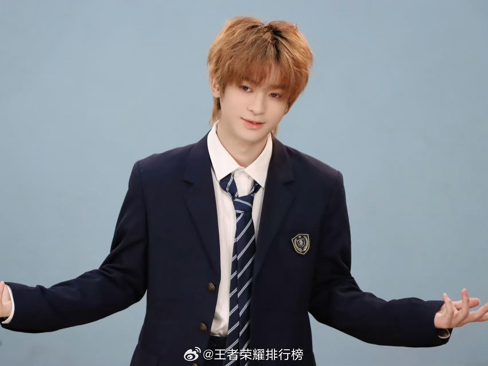 WBGSuk校园制服lookPEL职业选手的校园体验卡制服造型亮眼吸睛，满满少年