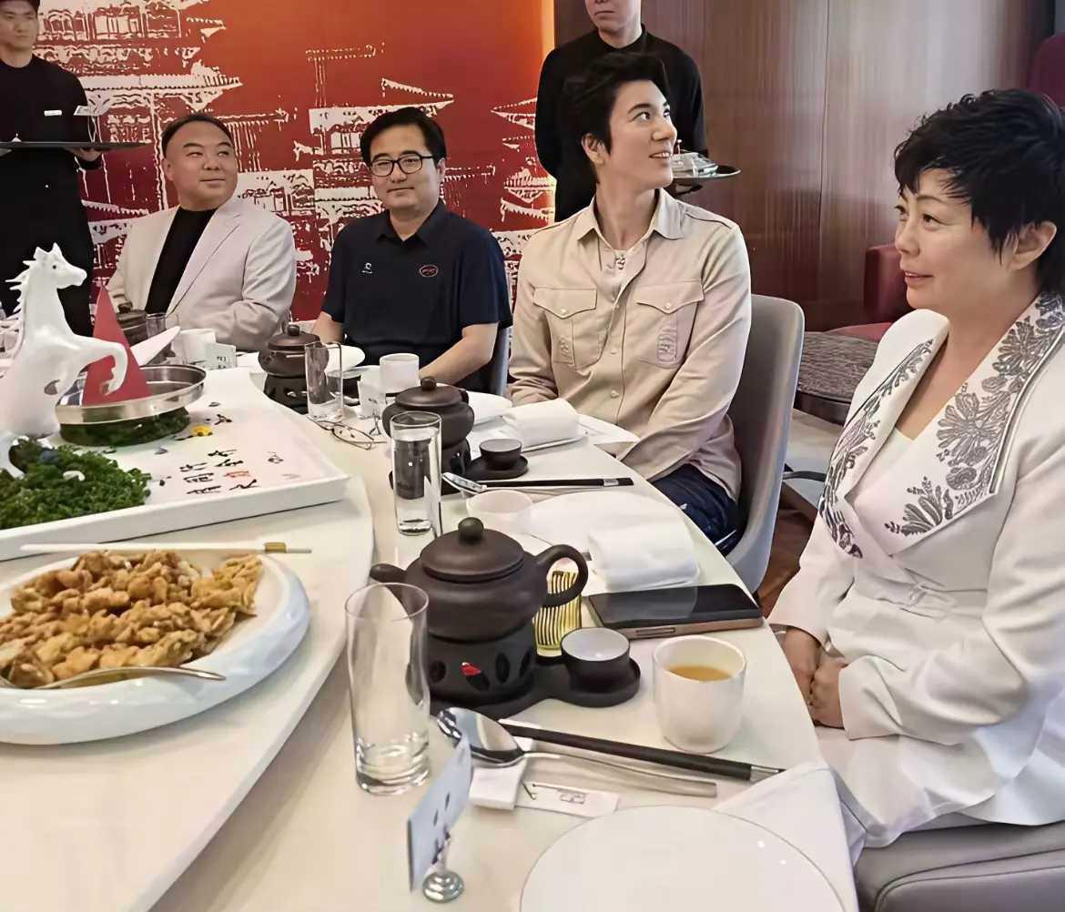 哇哦，这张饭局照含金量可够高的！不仅有回眸一笑的王力宏，还有比亚迪集团公关处总经