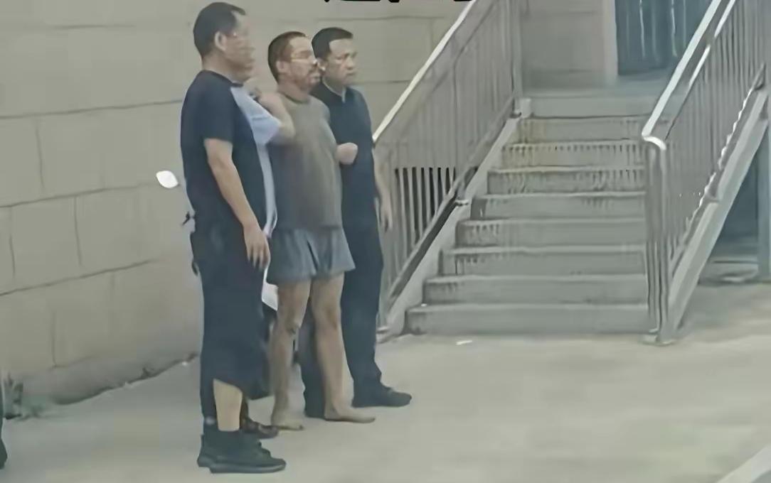 大快人心！冷血凶手夏某刚归案，参与搜捕的干警们辛苦了，要感谢你们为民除害。[赞]