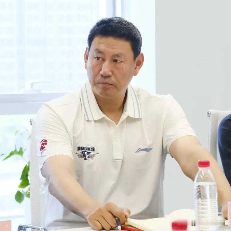 赛场讲规矩，做人懂分寸，
这话一点都不假。
李楠刚上任助教，就频频在暂停时越位发
