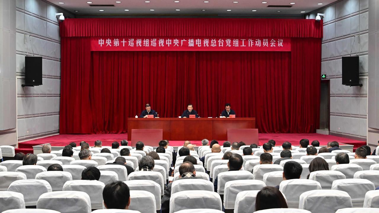 加强中央电视台的酒类广告治理应当作为工作重点之一，这关系到中华民族的长远健康发展
