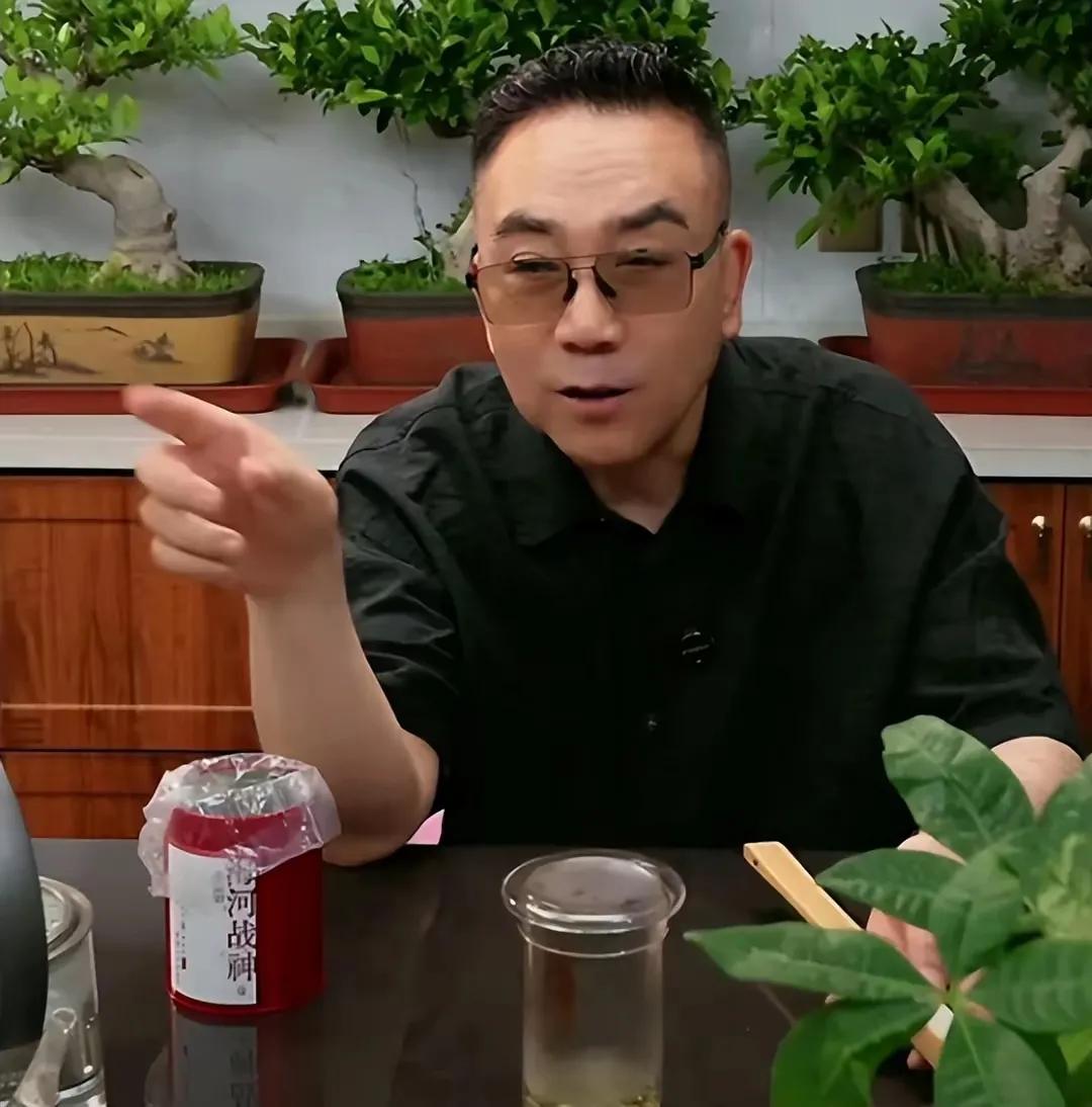 杨议自爆赔光亿万家产，如果是真的，这败家的水平跟亚鹏有一拼了。不屈不挠，有点儿可