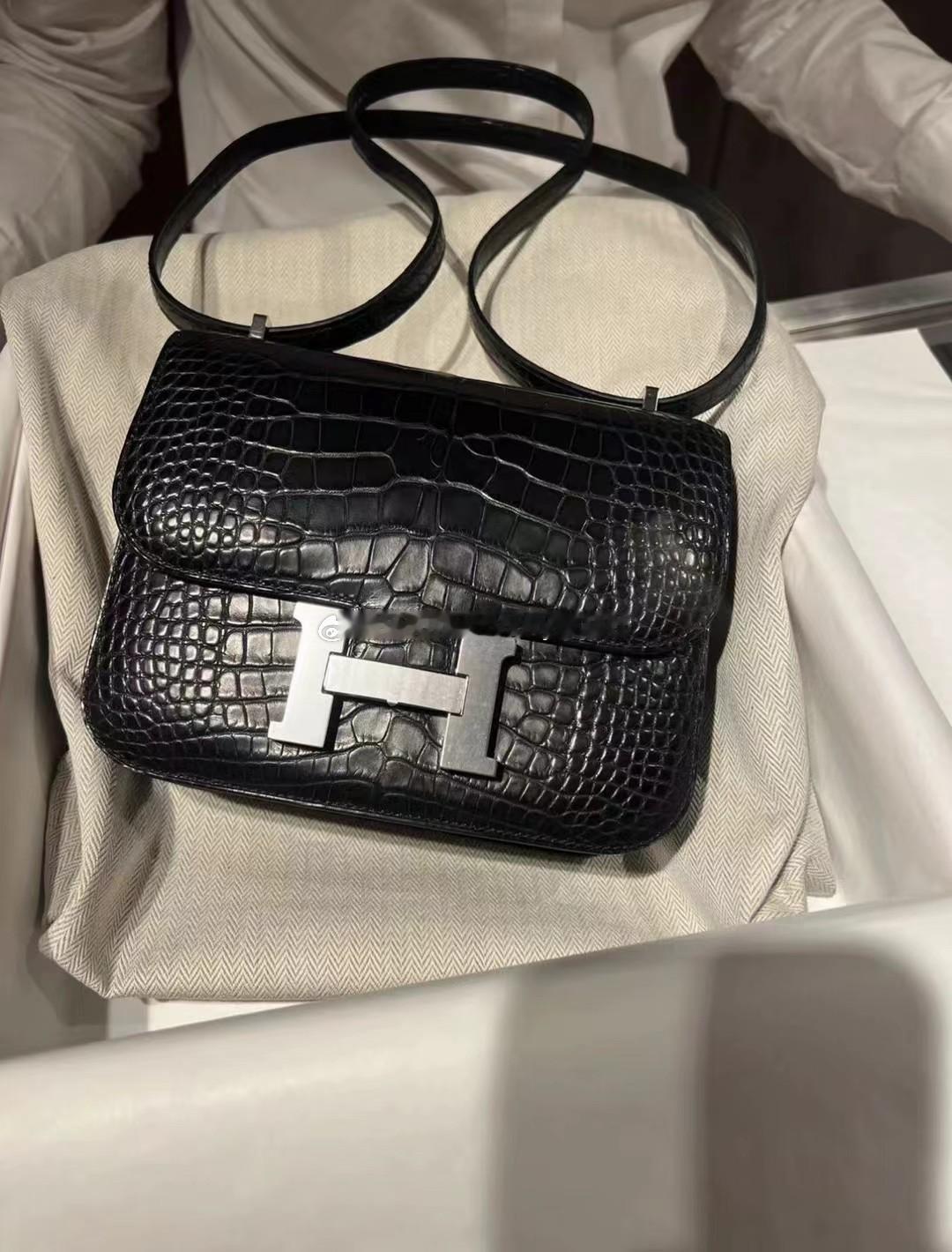 每年主推黑银、黑金，鳄鱼🐊雾面/亮面～看个人喜欢四季皆可搭，磨损染色无烦恼❗️