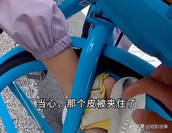 近期，共享单车配备的“带娃神器”频繁引发安全事故。由于缺乏必要的安全装置，该设备