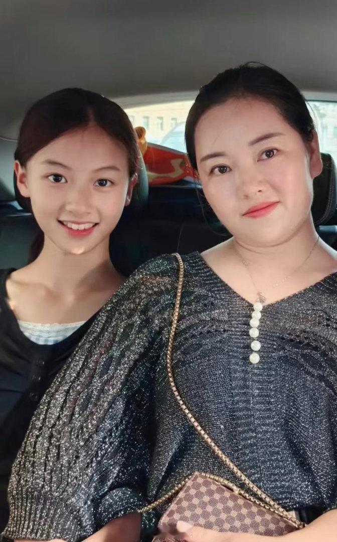 七七长大后的样子就是她妈妈脸上去掉两斤肥肉的样子，小V下巴一模一样 