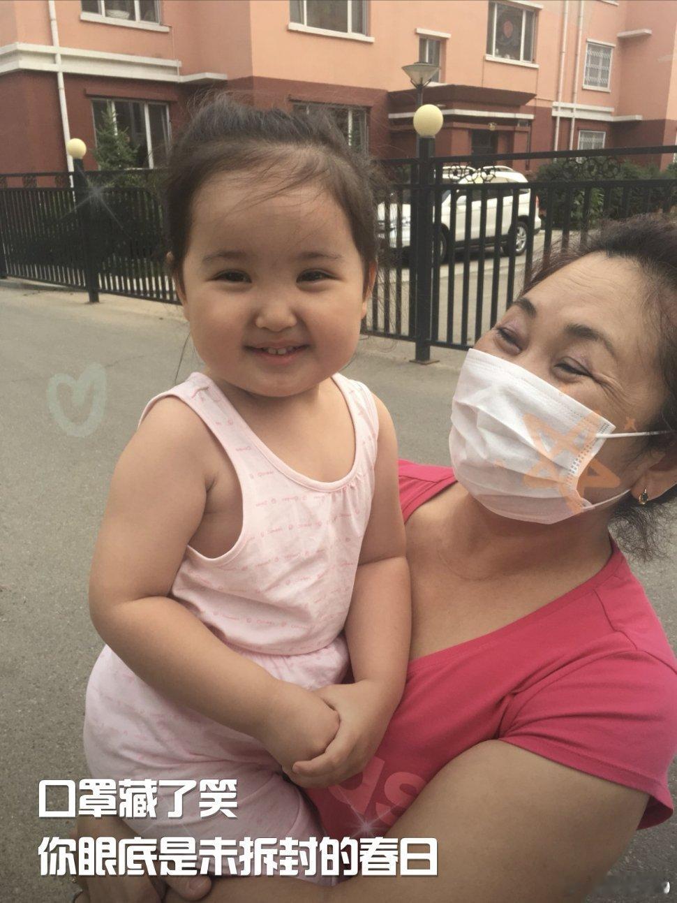 光了两天膀子腰隐隐约约有点进风姥姥实实的套上了跨栏背心 