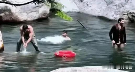 三名印度人名气耍大了，在中国洗了个澡，一下子名扬海内外。

先给大家说他们在哪洗