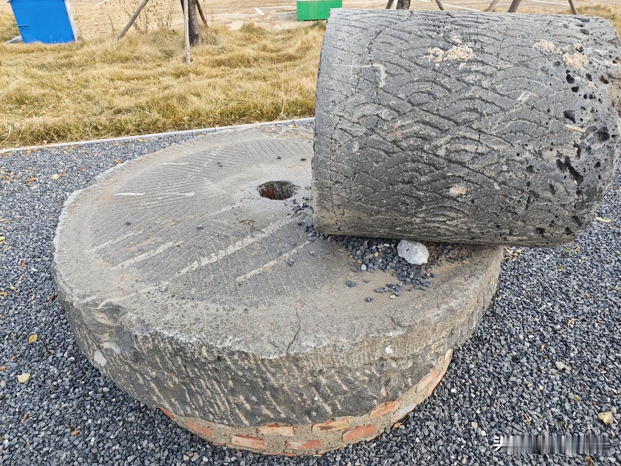 下图中这样的石碾石磨，用过它们的人应该都不年轻了！
记得小时候推碾子拉磨这活儿可