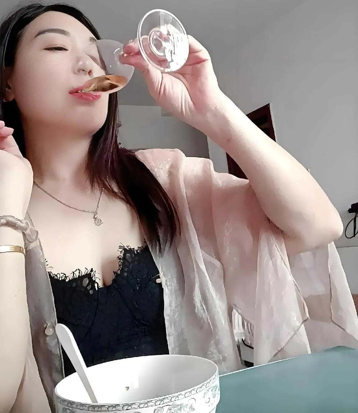 钝笔：感悟难得糊涂
文/半岛诗人

茶汤沉淀浮沫时，我忽然明白郑板桥的砚台为何总