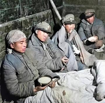 1947年，地下党被处决前婉拒房东送的断头饭：“我吃不下”，房东弯腰轻声说：“这