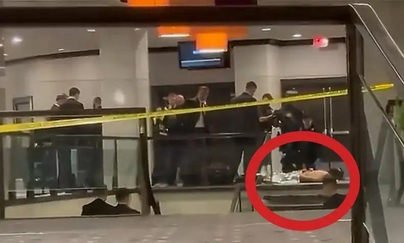 美特勤局特工已将记者晚宴上的嫌疑枪手抓获。嫌疑人来自加洲的31岁青年科尔·托马斯