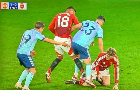 这不是红牌？梅里诺踩踏加纳乔 var消失