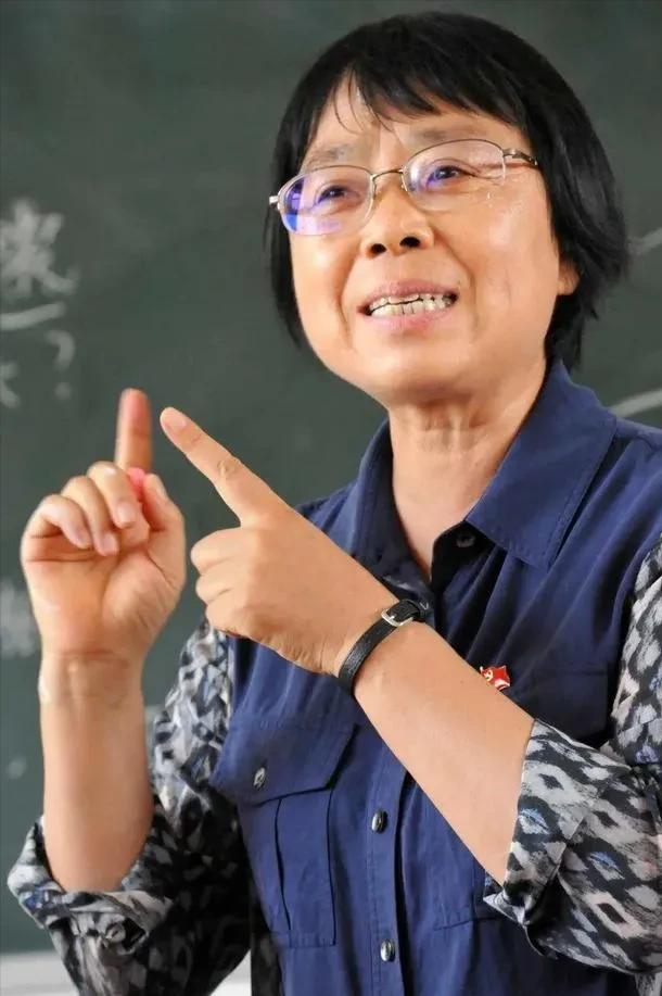 [微风]2007年，张桂梅受邀做客央视，刚到演播室，导演瞅了她一眼，皱眉说，你这