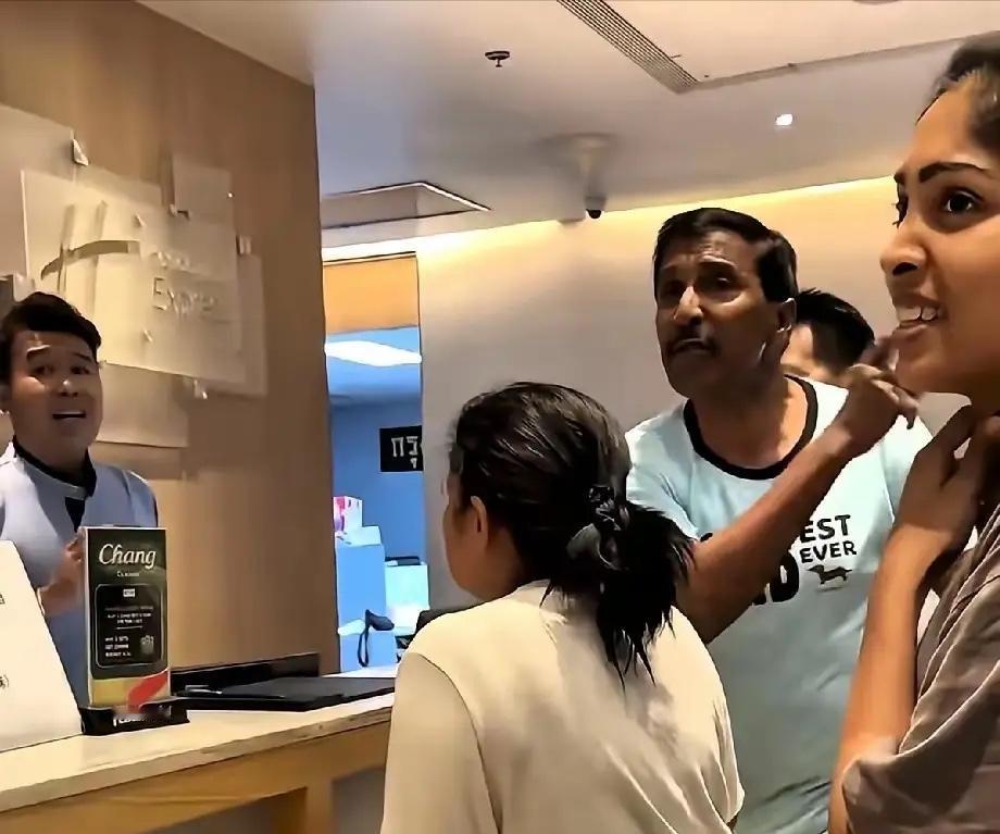 因为我们是印度人。”
就这么一句话。你消费完了不给钱，人家追着你讨，你拿国籍当理