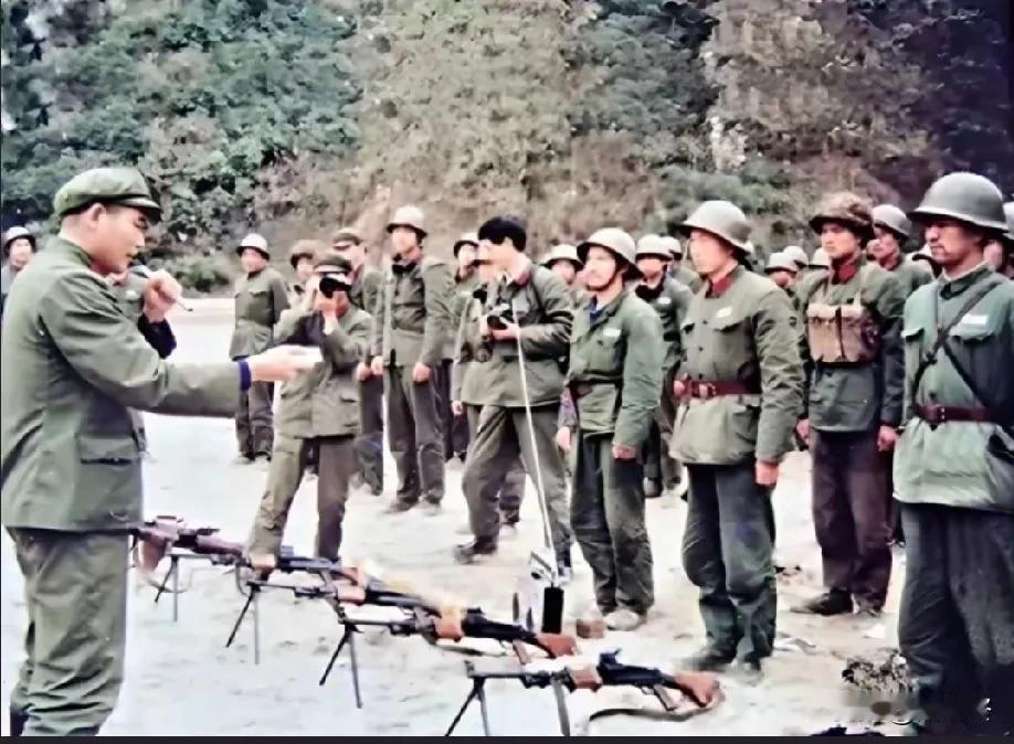 1985年3月7日，3.8战斗前夕，硬骨头六连连长朱喜才和战友在曼文村召开战前动
