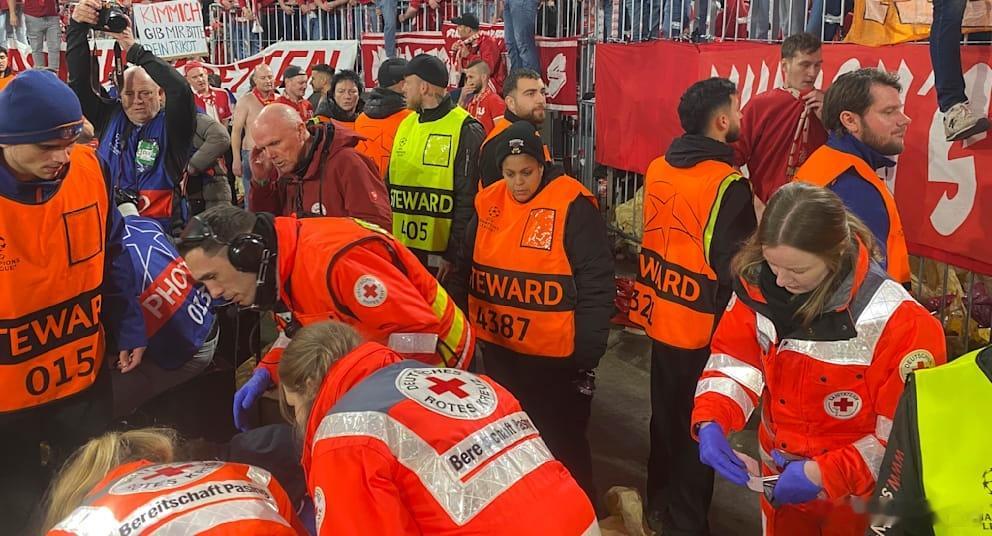 🚨拜仁進球得分後，幾名拜仁極端球迷從南看台跳入看台與球場之間的限制區域，與球員