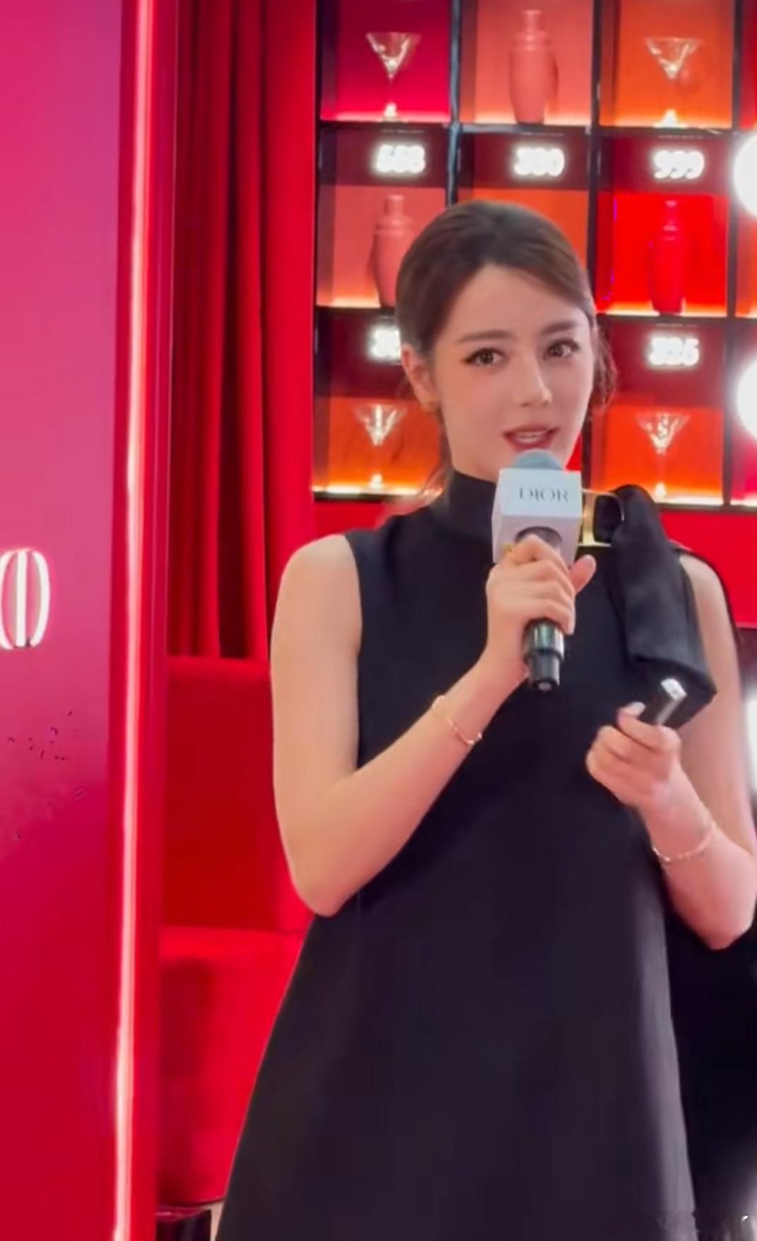 迪丽热巴韩安冉同框我的天呐，热巴线下也太美了吧，这个建模怎么看都好看 