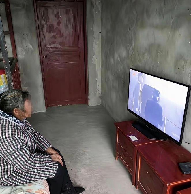 方便老人看电视，发明了这个 