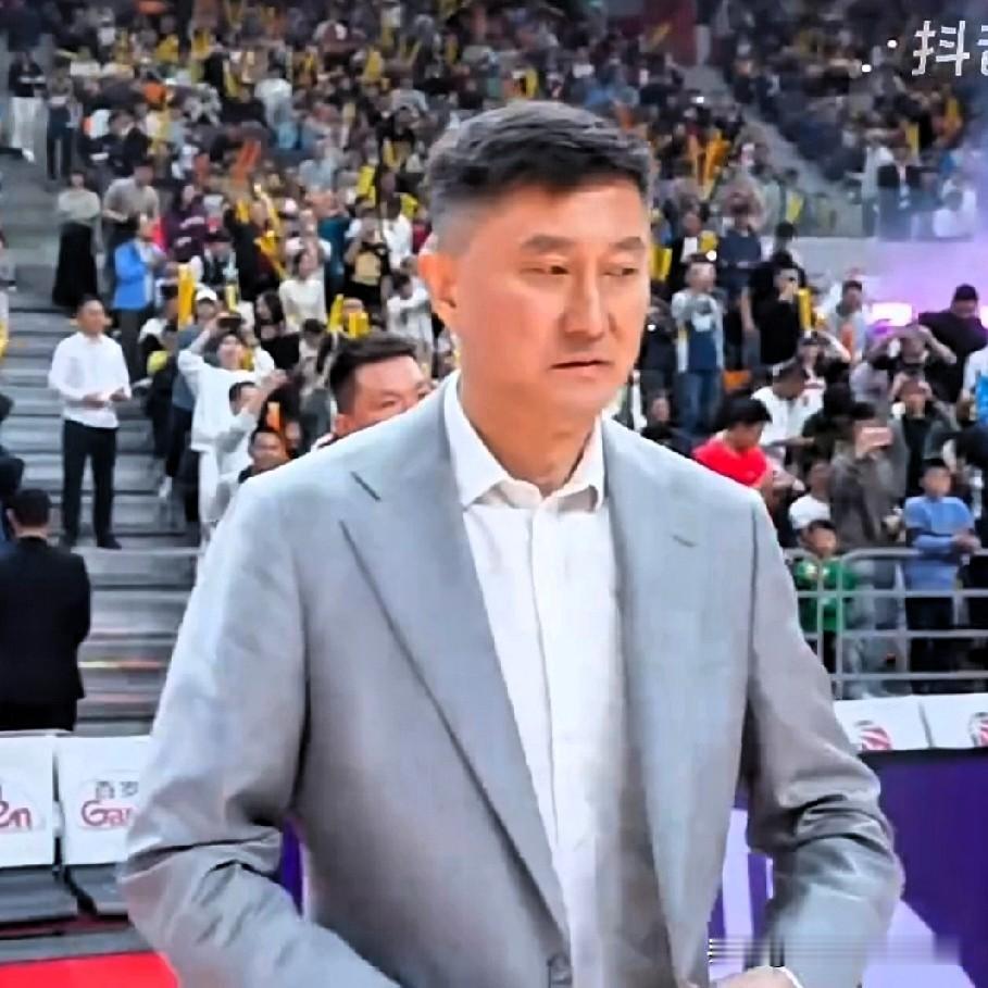 辽宁球迷祝贺上海老铁狂胜广东宏远，打出统治力，过程一波流，恭喜辽宁籍贯主帅卢伟和