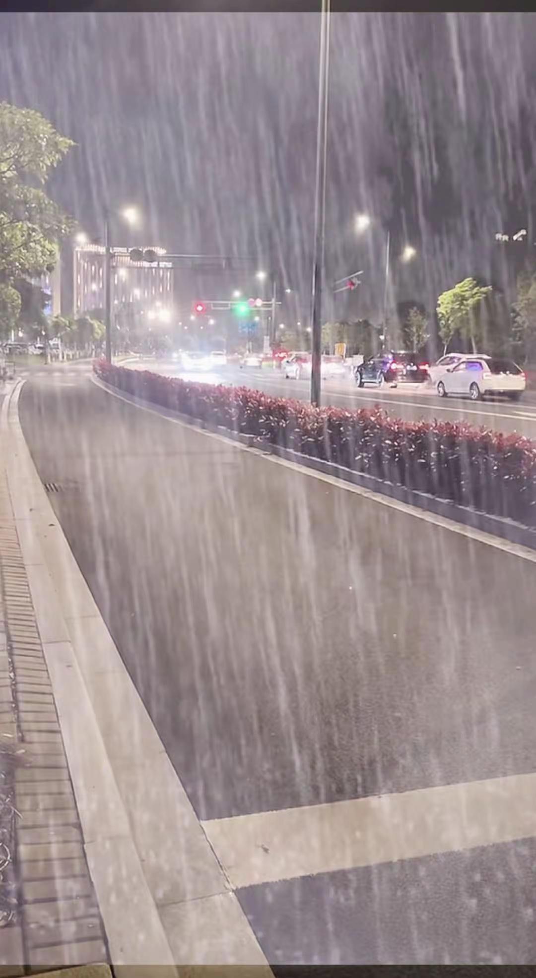 ，一个人马路上看夜景 ，大雨🌧️中的夜晚更漂亮。很喜欢雨天一个人。