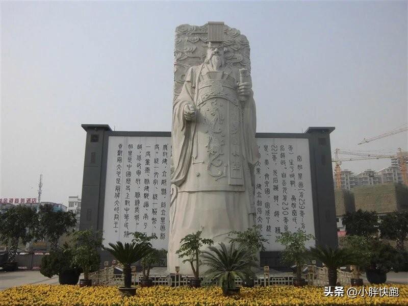 从社会学分析，一个人的社会关系越复杂，死的意义就越重大，反之轻若鸿毛。从生物学角