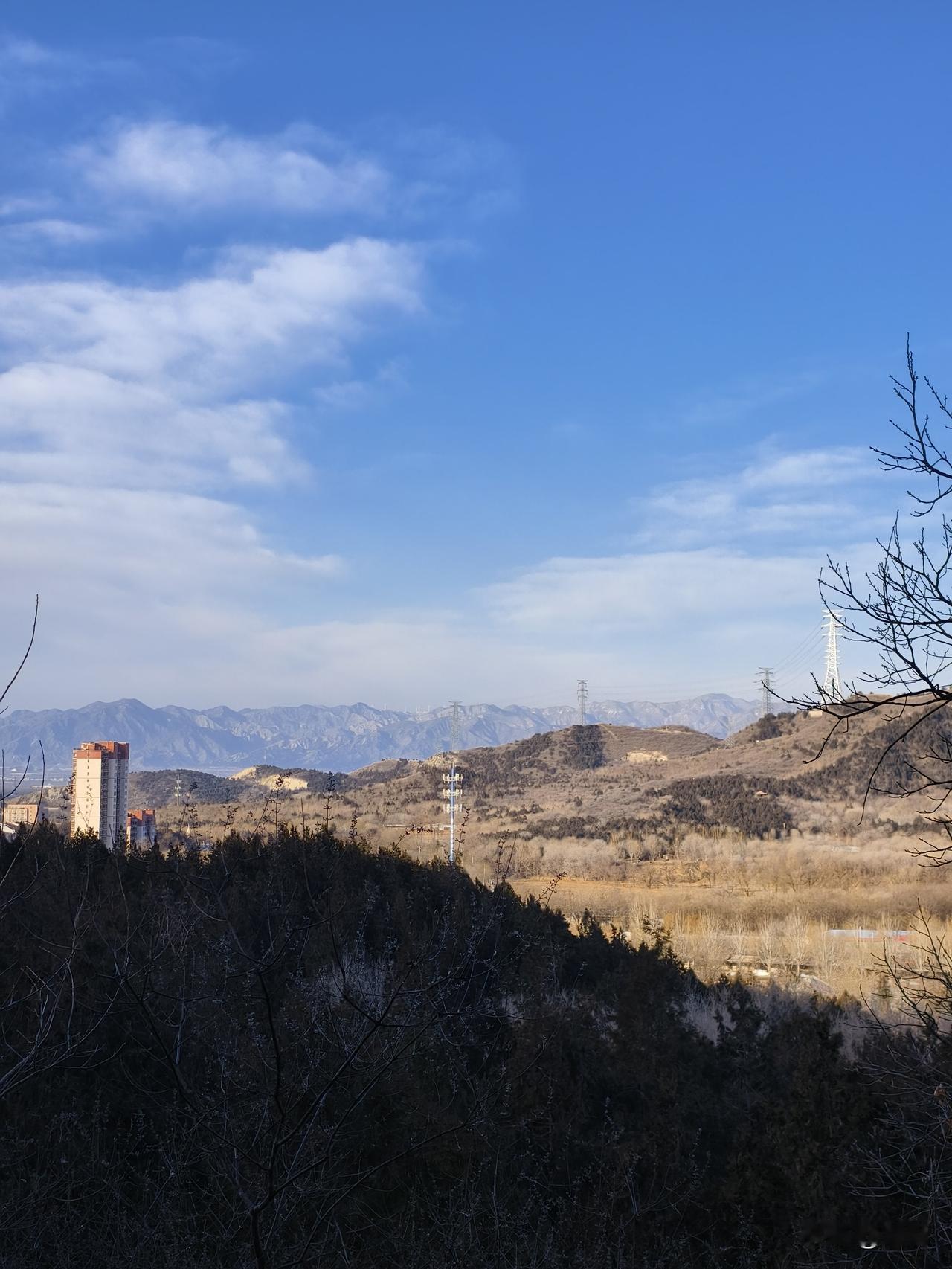 分享随手拍的蓝天白云今天上山零下十三度很冷，还有西北风吹在脸上，那叫一个冷鼻子都