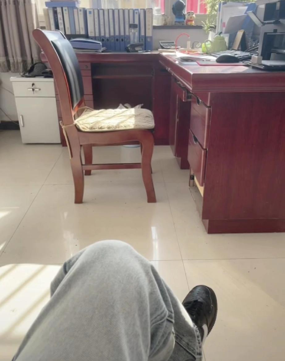 我们村里有个公务员，后来疯了。他是大学毕业后考上公务员，结了婚，还生了个小闺女。