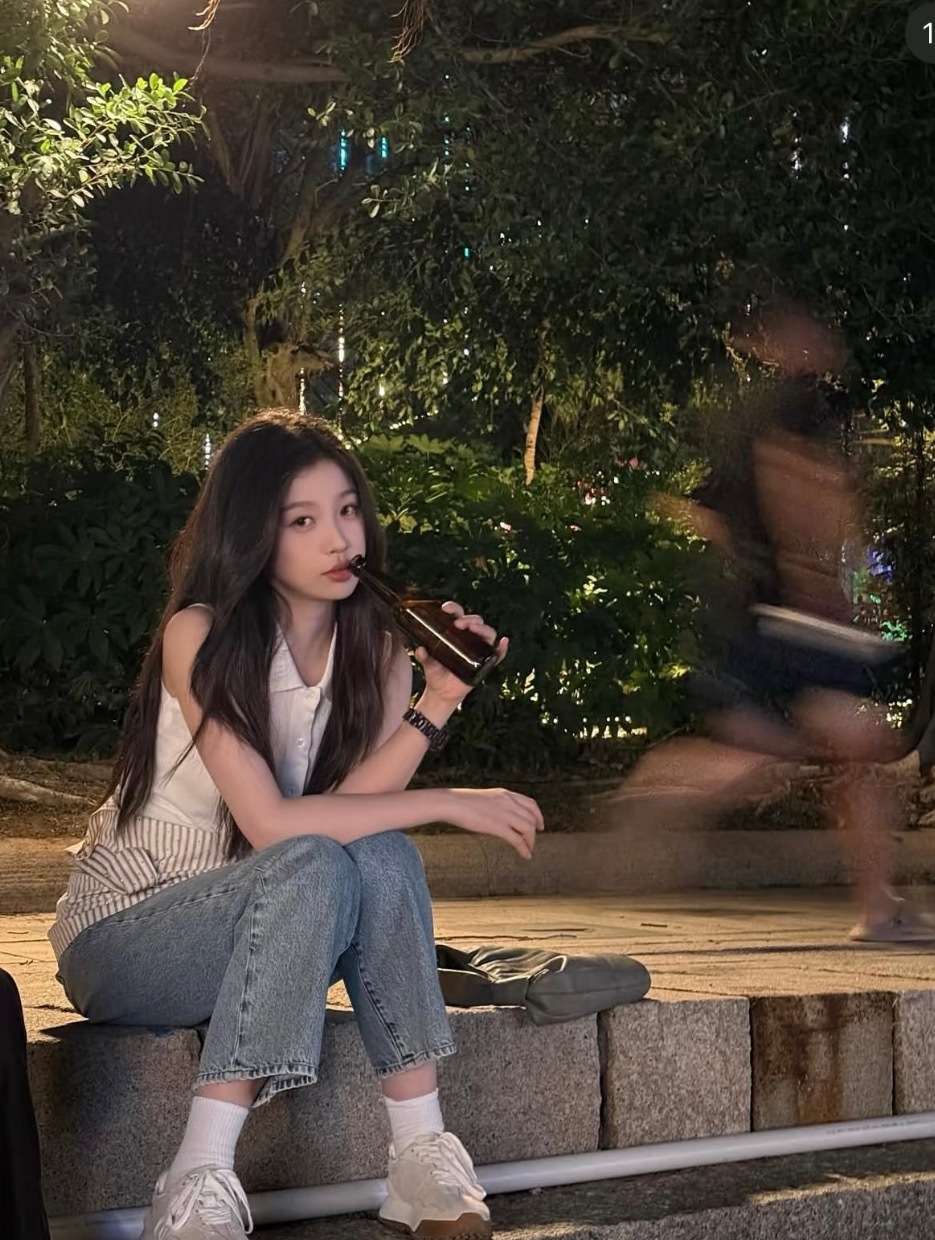 从甜美的公主风舞台，到古灵精怪的综艺表现，虞书欣的全场景适配力在湖南卫视的内容里
