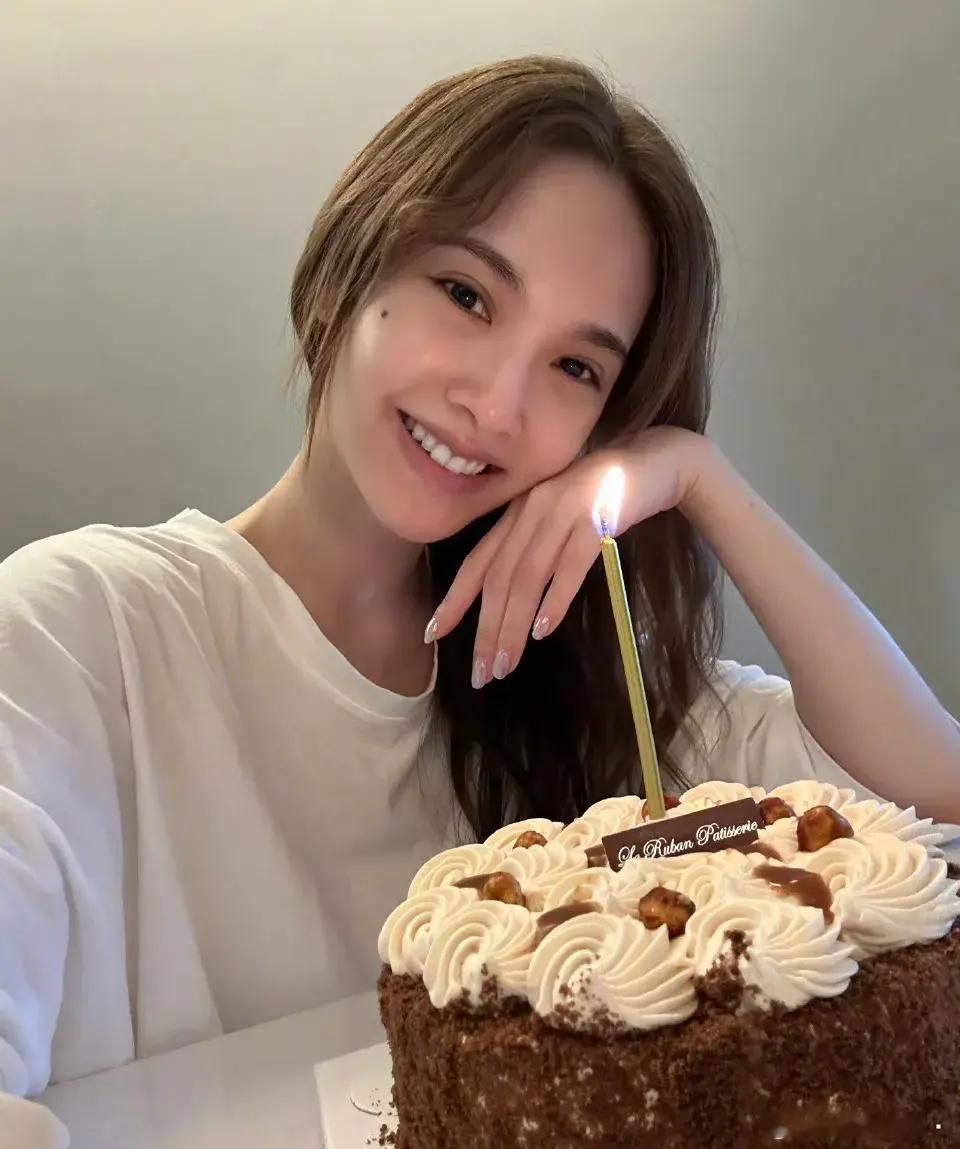 李荣浩，太低调了！6月4日是杨丞琳40岁的生辰，她在社交平台晒出九宫格照片，有家