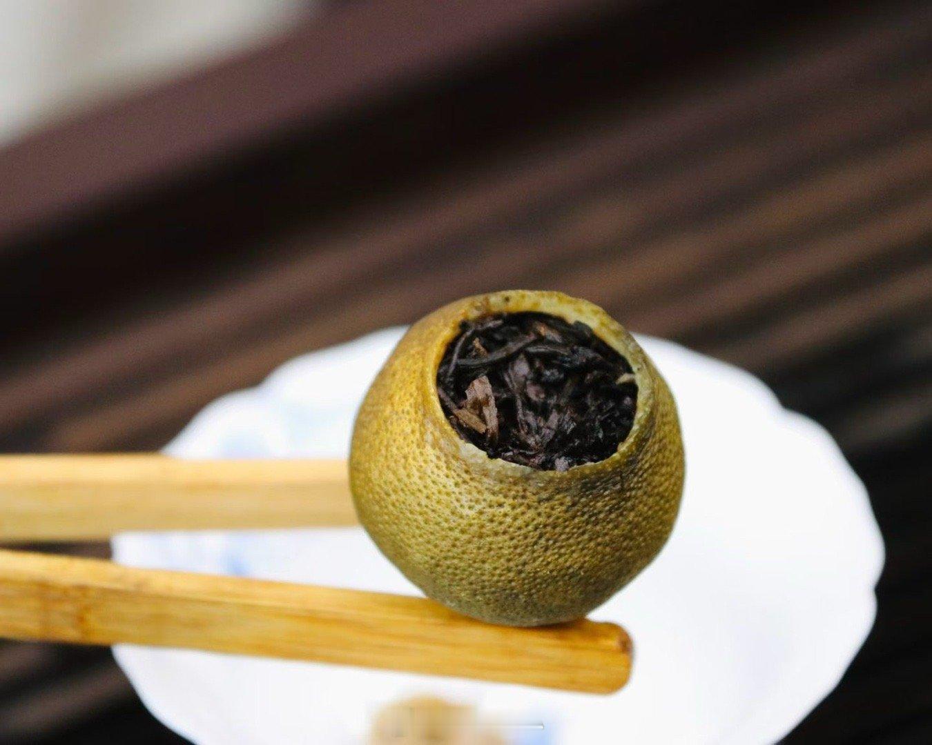 满屋小青柑的清香，禁不住诱惑喝起来，丝丝滑滑的，清香醇柔 