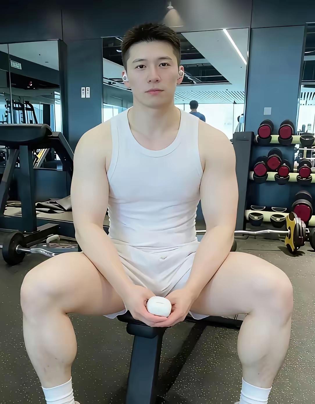 这样的肤色让多少女人羡慕嫉妒恨呀，这也白得太好看了吧，一个男人能够白成这样子，真