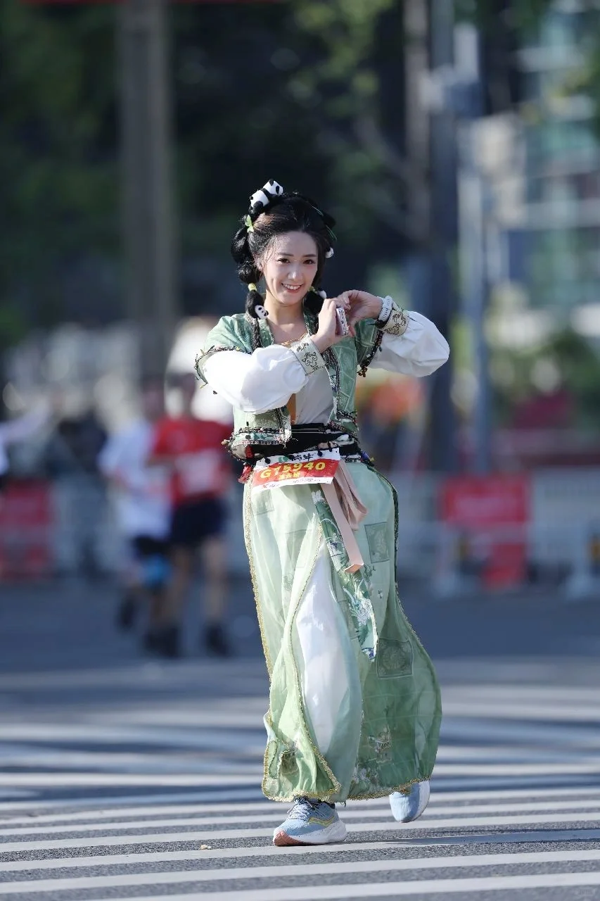 成都马拉松显眼包