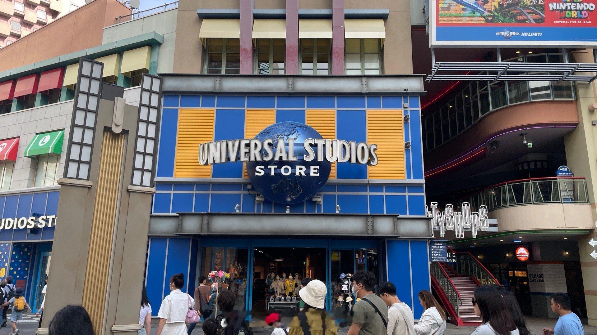 从早上八点到晚上九点在环球影城玩了整整一天，总共有纽约区、好莱坞区、旧金山区、哈