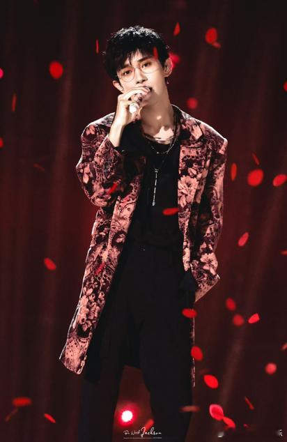 易烊千玺生来就是going我的双11疯狂好六夜每一次看到千玺站在舞台上，我都能感