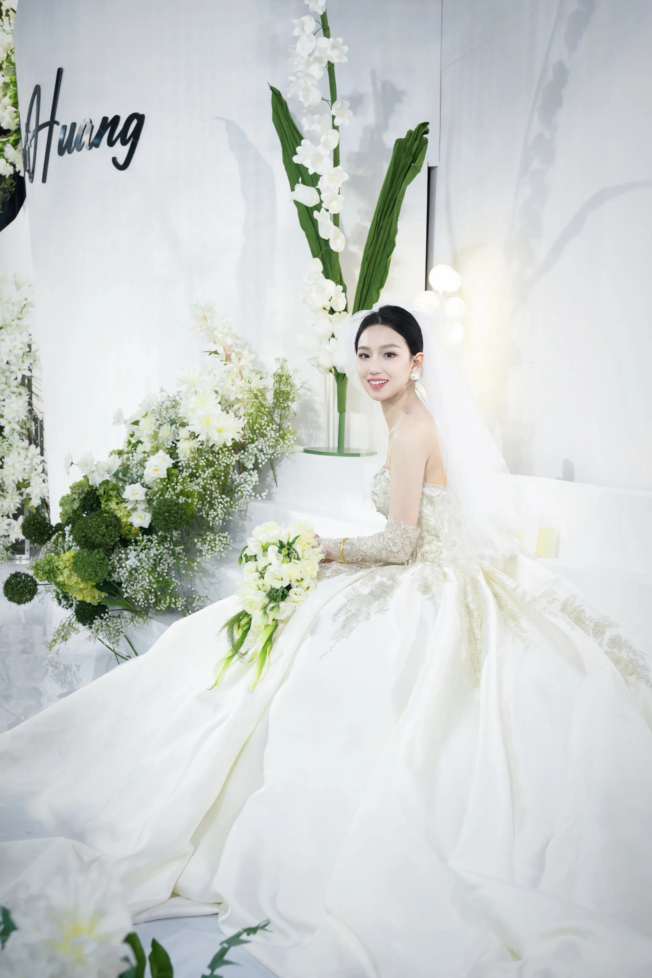 世界上很多东西可以靠努力争取 唯独拥有一个有情有义的爱人 需要一些运气