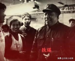 1996年。离休的铁瑛将军正在家里看报纸。就在这时，女婿走了进来。女婿说：爸！你