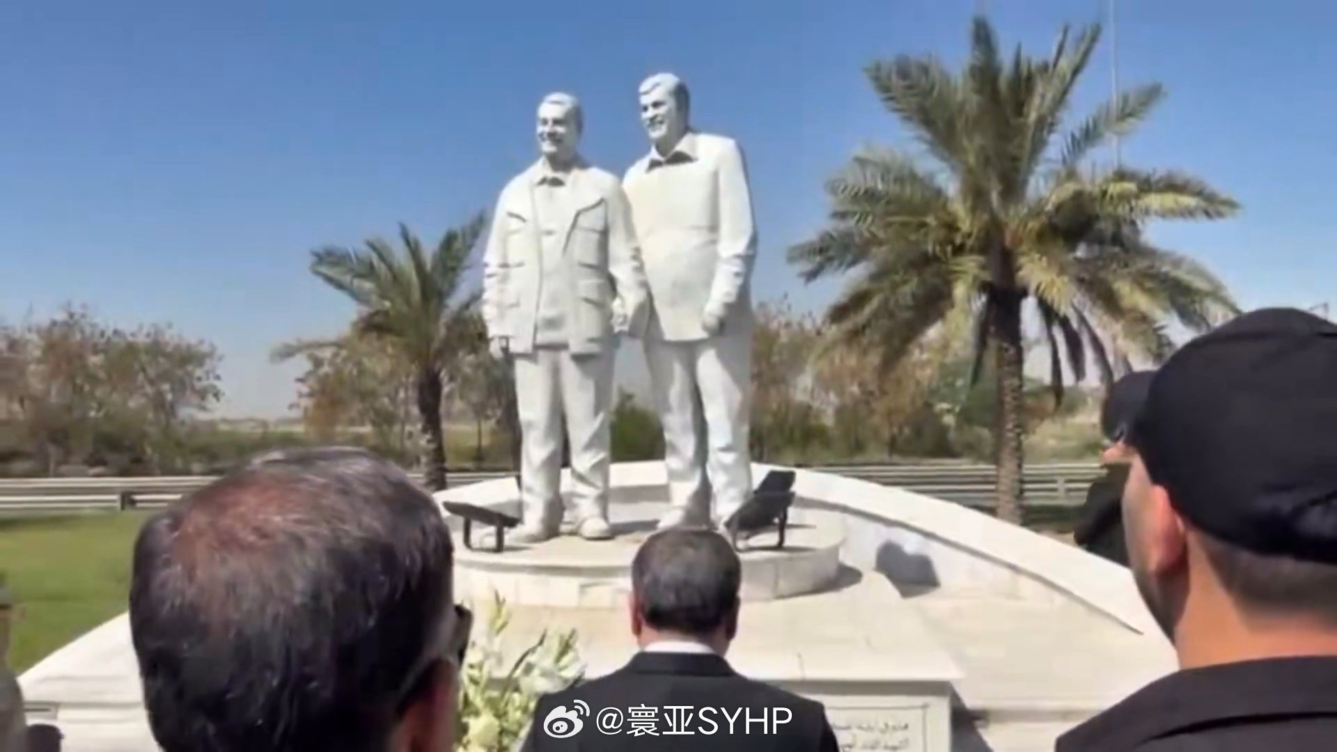 伊朗外长访问伊拉克伊朗外长阿拉格奇访问伊拉克，在巴格达机场附近瞻仰前伊朗将军苏莱