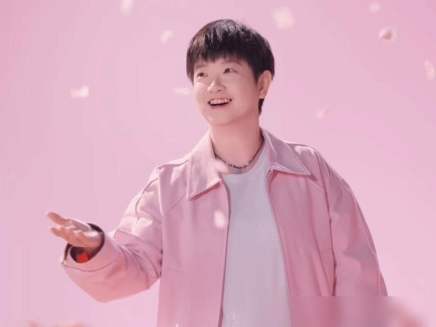 谁敢相信这就是那个刚刚杀疯了的世界第一？镜头前的孙颖莎，瞪着黑黢黢的大葡萄眼，随