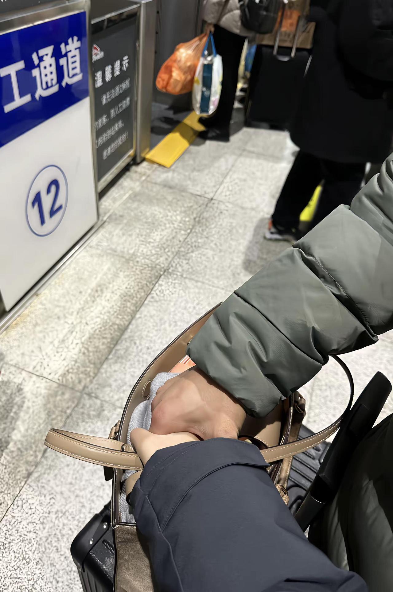 爱一个你不会每天见到的人 并不是一件坏事 这正好证明爱不在眼前 而在心中