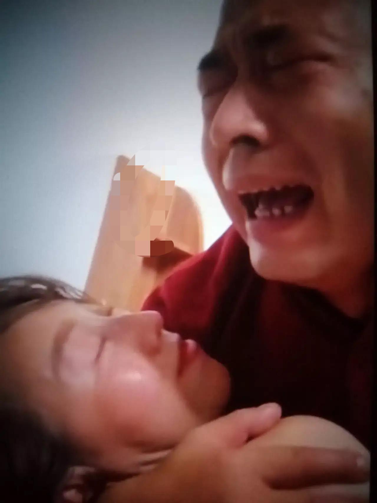 泪涌，妻子得绝症晚期，自己换了一身干净的衣服，然后说给丈跳一支舞，丈夫眼含泪水在