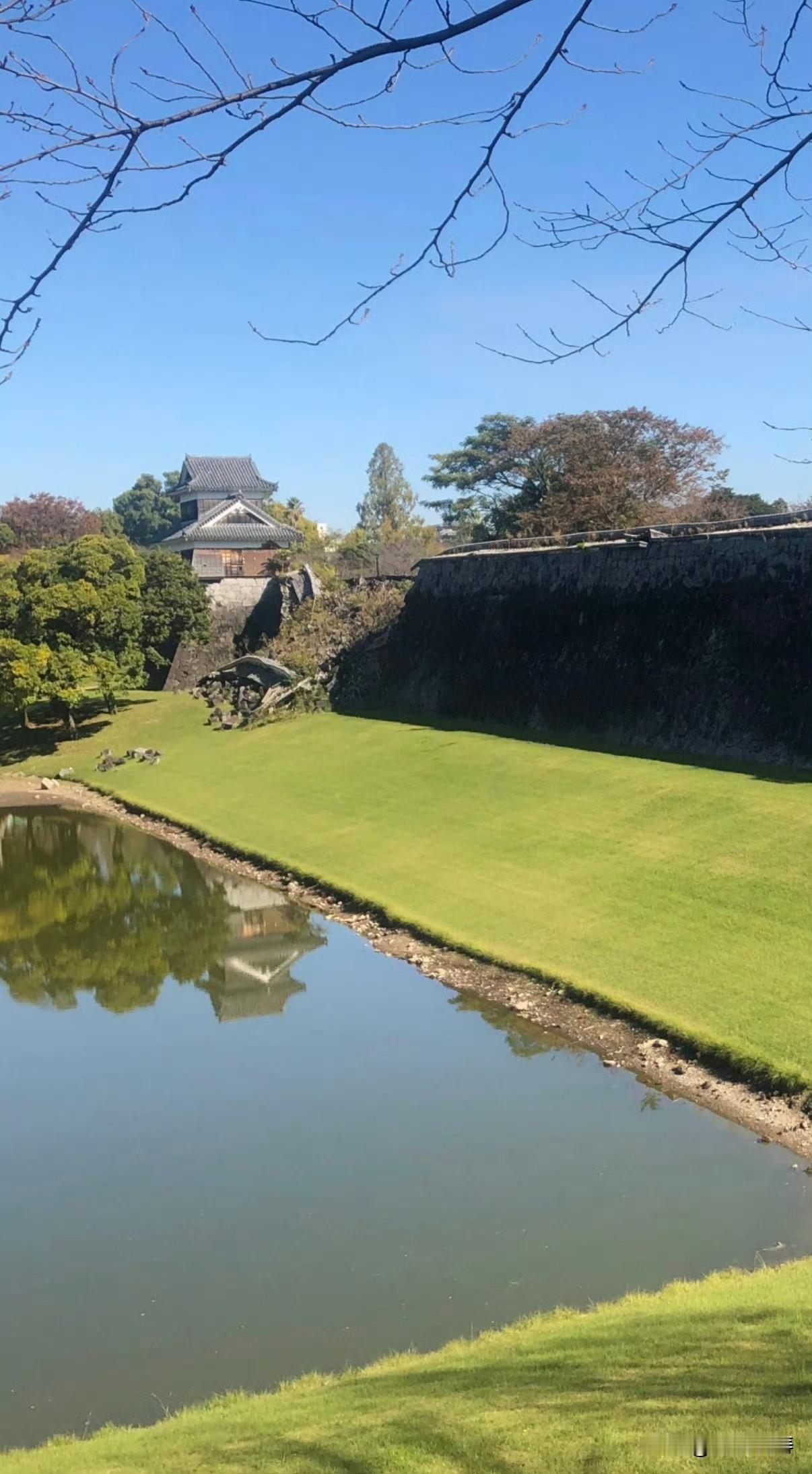 几年前熊本城的城墙就垮过（图1）。和这次垮的部位还不太一样（图2）。