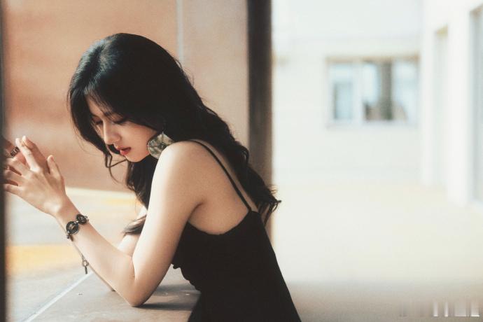 李兰迪吊带露背黑裙李兰迪吊带露背黑裙，完全就是姐感妹，好美啊李兰迪黑裙姐感妹