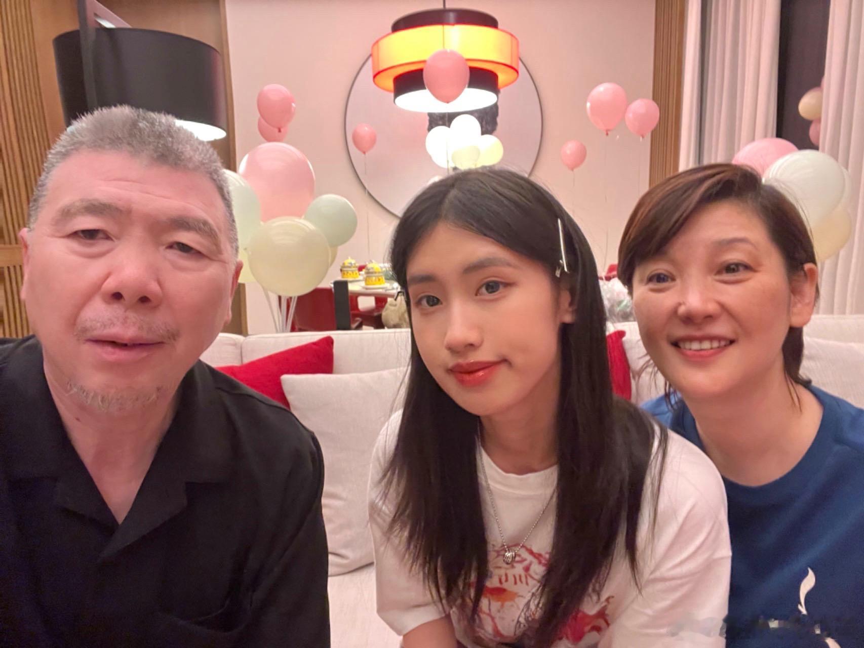 #冯小刚女儿晒合照为徐帆庆生##徐帆生日亲吻冯小刚# 徐朵晒合照为妈妈庆生，冯小