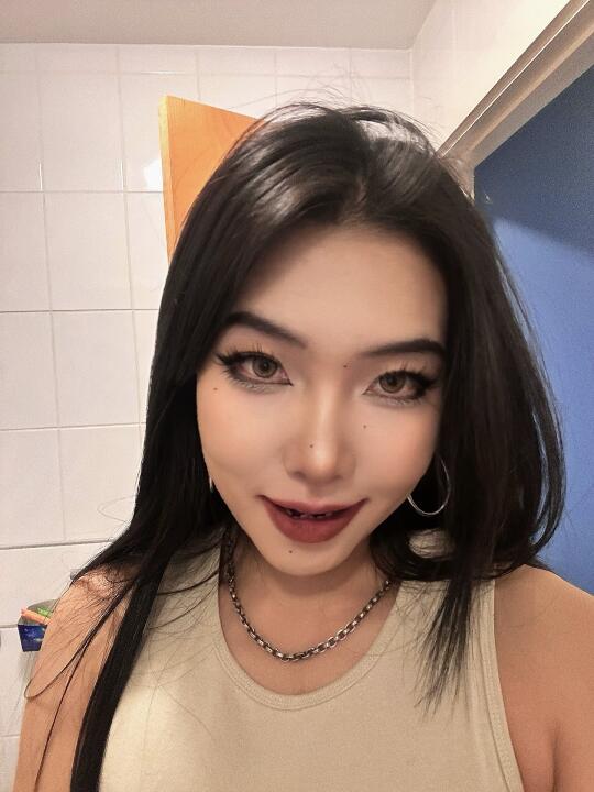 左滑帮女博士生换妆和导师开会