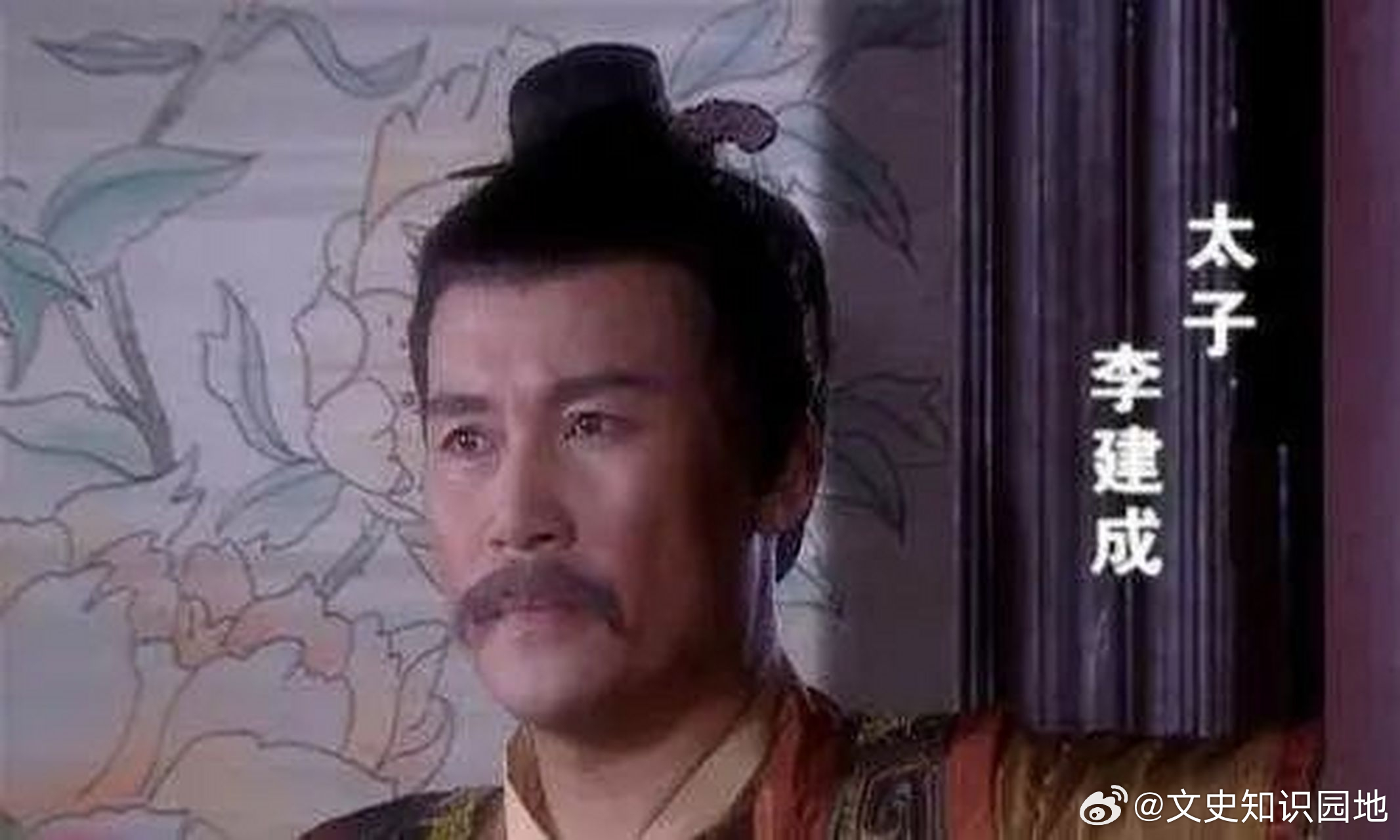 太子勾结外臣运送铠甲、招募私兵，被告密者人赃并获。皇帝李渊当场暴怒，关了太子禁闭