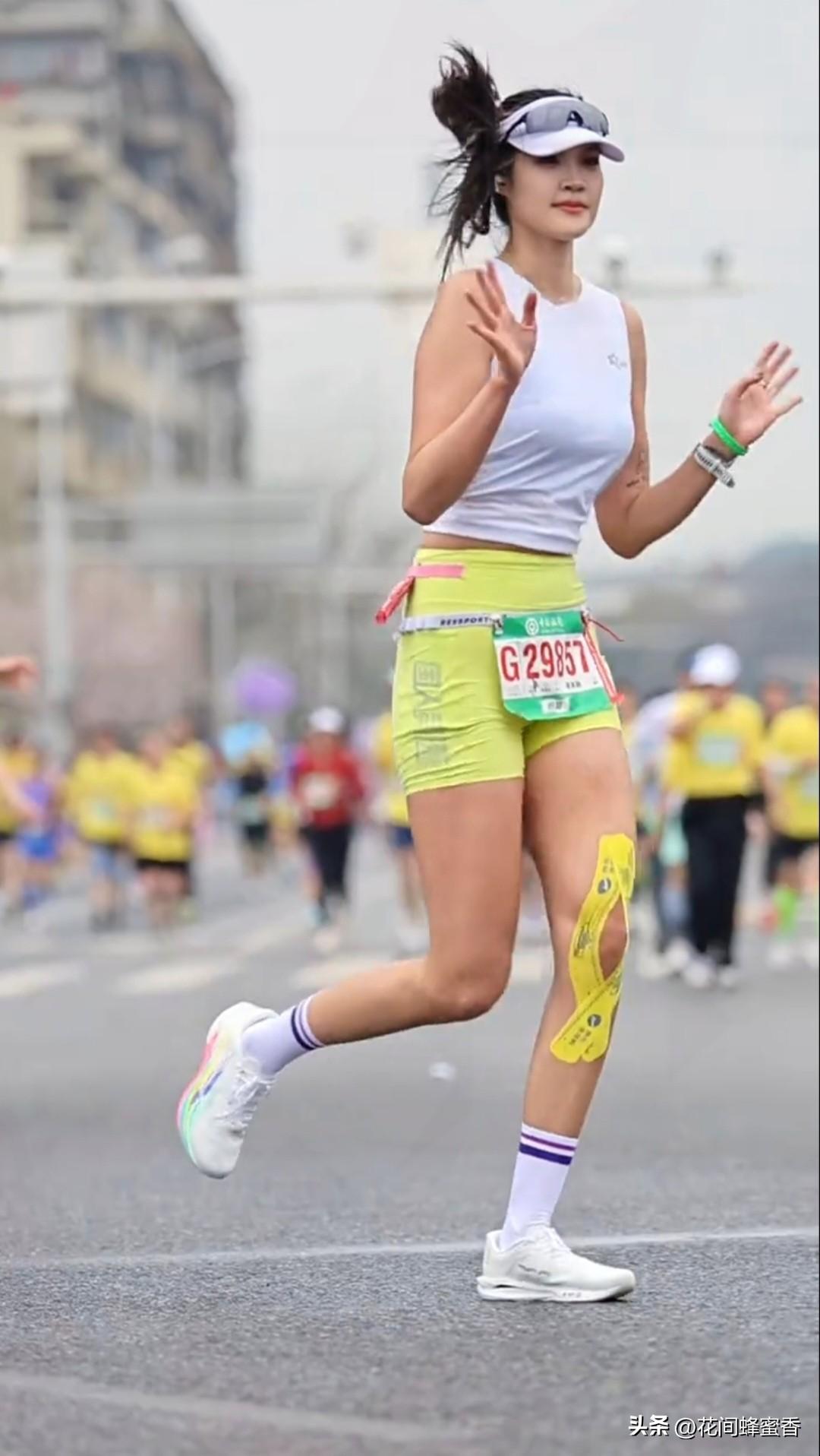 汉马意外出圈！
186cm长腿美女抢镜冠军，
一句澄清圈粉全网，格外接地气～
 