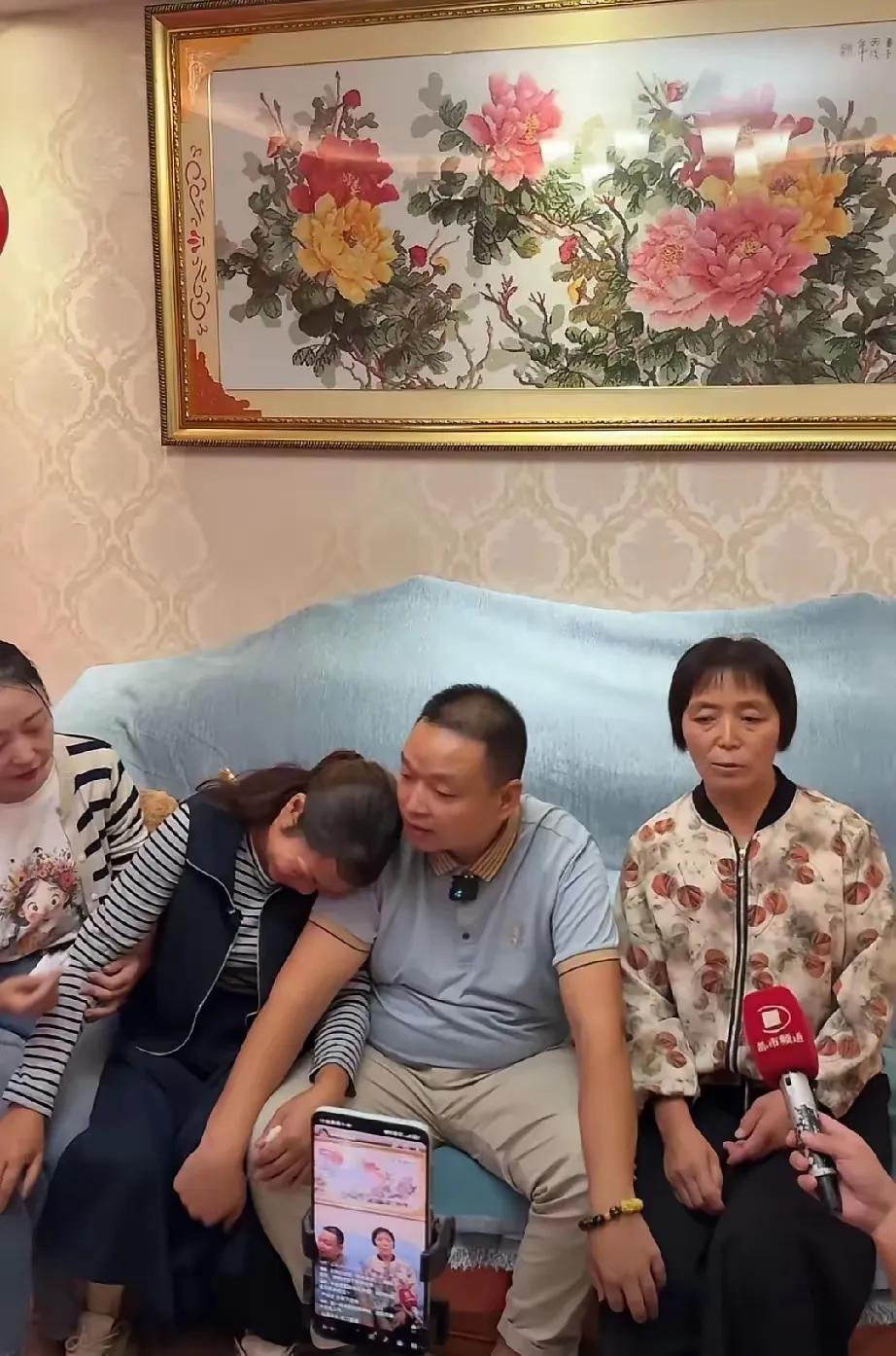 寻亲成功的王晓举带着他的亲妈去和养母见面了 ，下车的那一刻， 王晓举的妈妈扑通跪