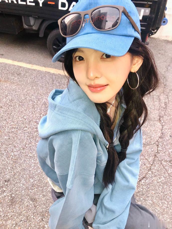 章若楠又有新头像章若楠戴四顶帽子章若楠戴四顶帽子，好美萌，楠楠穿搭的神，不管咋拍